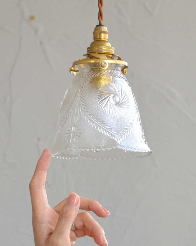 ペンダントライト　照明・ライティング　可愛いカッティング、アンティークシェードペンダントライト（コード・シャンデリア電球・ギャラリーA付き）。。(m-1985-z)
