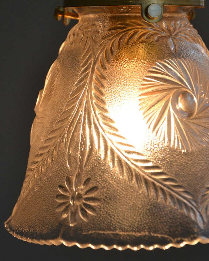 ペンダントライト　照明・ライティング　可愛いカッティング、アンティークシェードペンダントライト（コード・シャンデリア電球・ギャラリーA付き）。。(m-1985-z)