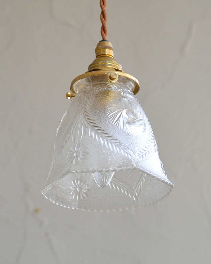 ペンダントライト　照明・ライティング　可愛いカッティング、アンティークシェードペンダントライト（コード・シャンデリア電球・ギャラリーA付き）。。(m-1985-z)