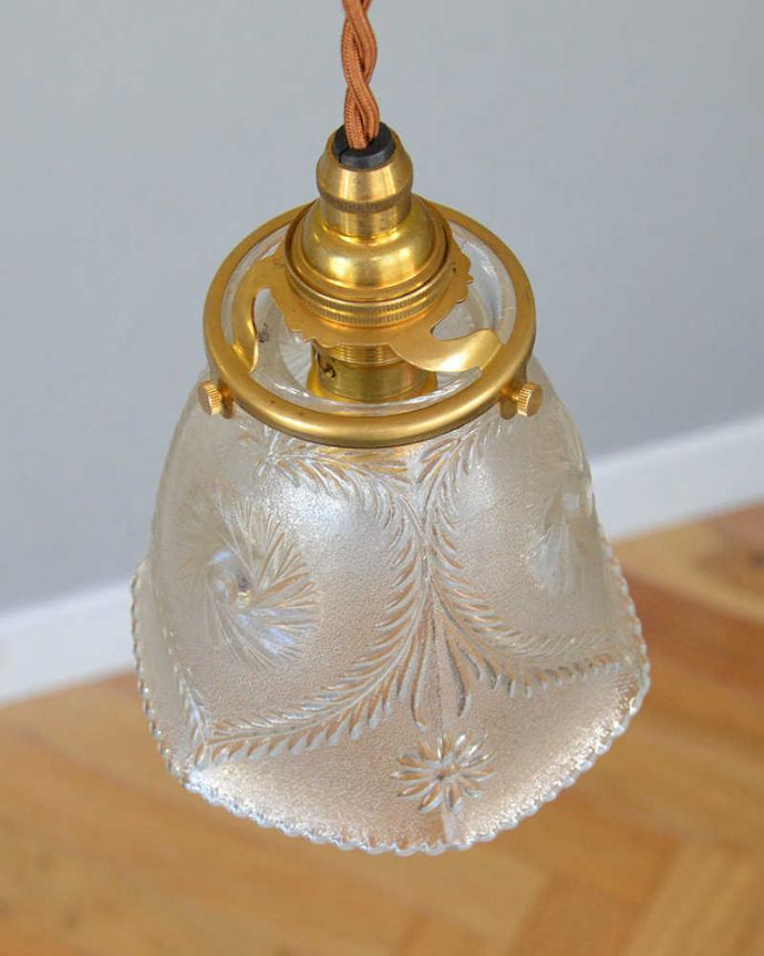 ペンダントライト　照明・ライティング　可愛いカッティング、アンティークシェードペンダントライト（コード・シャンデリア電球・ギャラリーA付き）。。(m-1985-z)