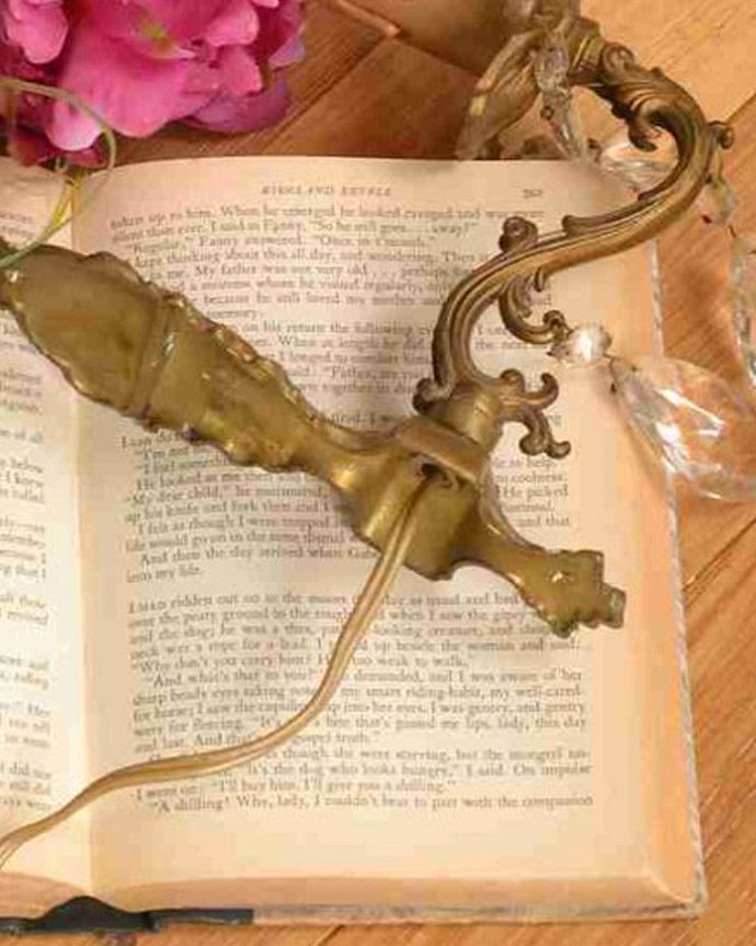 壁付けブラケット　照明・ライティング　フランスアンティーク、一灯タイプのお洒落なウォールブラケット（Ｅ17シャンデリア球付）。。(m-2000-z)