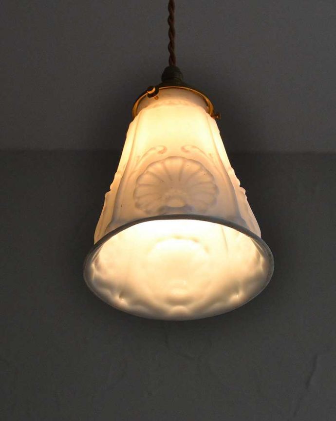 ペンダントライト　照明・ライティング　オリエンタルな模様のアンティークペンダントライト（コード・シャンデリア電球・ギャラリーA付き）。。(m-2006-z)