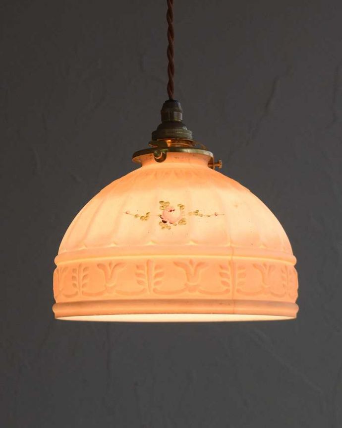 ペンダントライト　照明・ライティング　お花が浮かぶアンティークペンダントライト（コード・シャンデリア電球・ギャラリーA付き）。。(m-2007-z)