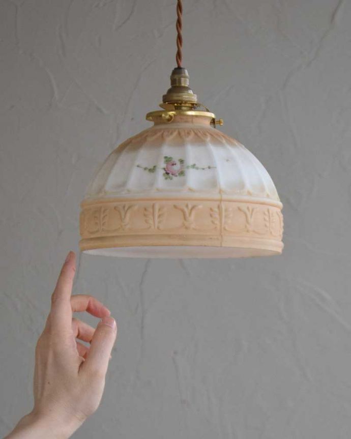 ペンダントライト　照明・ライティング　お花が浮かぶアンティークペンダントライト（コード・シャンデリア電球・ギャラリーA付き）。。(m-2007-z)