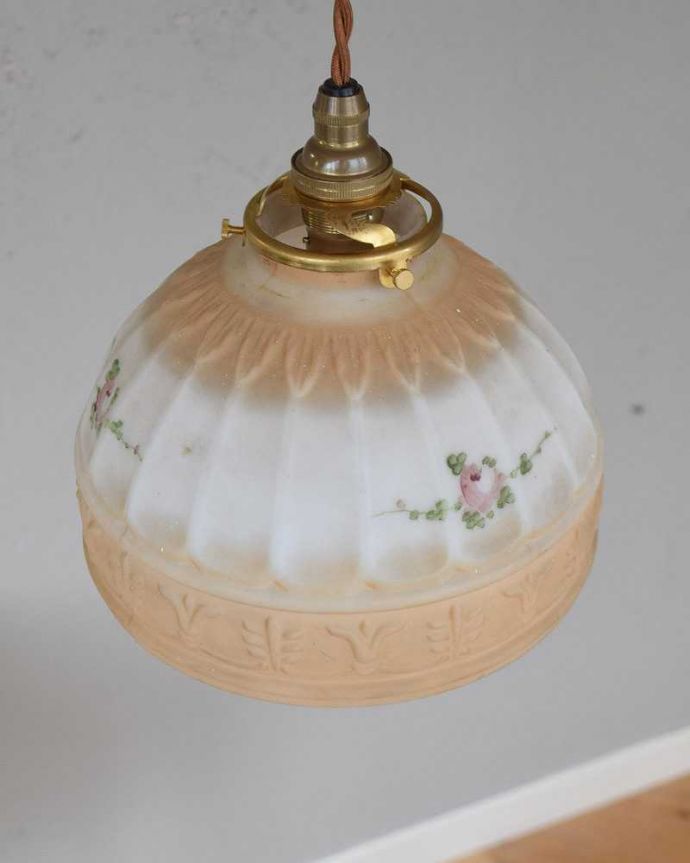 ペンダントライト　照明・ライティング　お花が浮かぶアンティークペンダントライト（コード・シャンデリア電球・ギャラリーA付き）。。(m-2007-z)