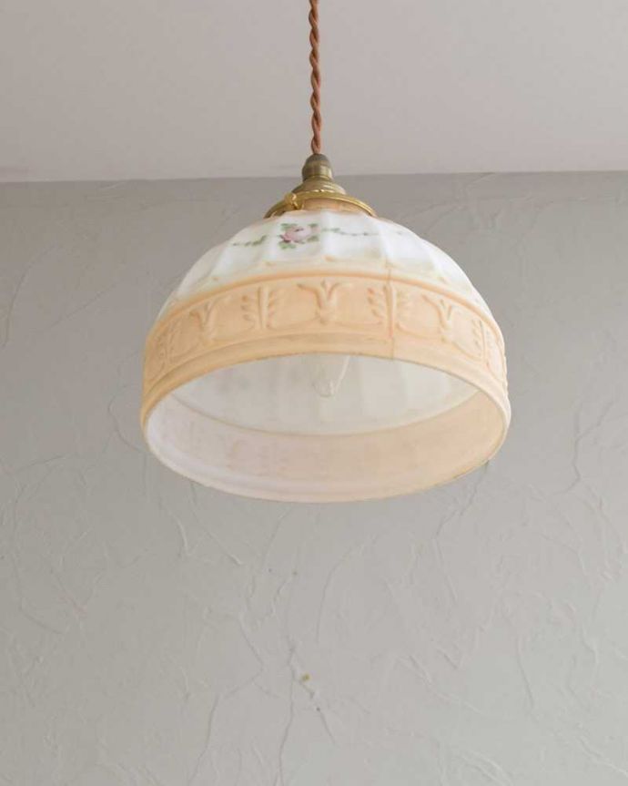 ペンダントライト　照明・ライティング　お花が浮かぶアンティークペンダントライト（コード・シャンデリア電球・ギャラリーA付き）。。(m-2007-z)