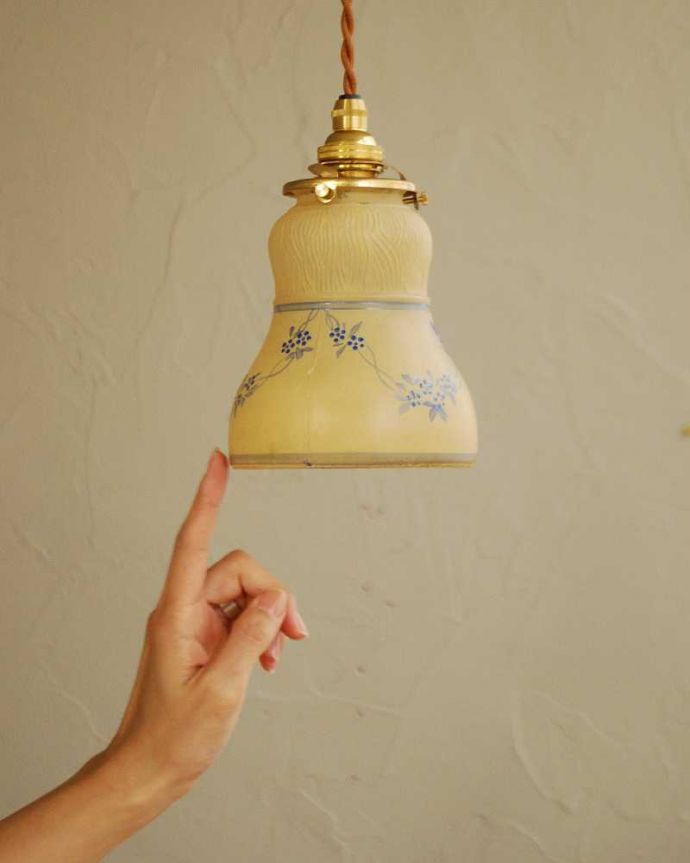 ペンダントライト　照明・ライティング　イエロー×ブルーの小花、アンティークペンダントライト（コード・シャンデリア電球・ギャラリーA付き）。。(m-2008-z)
