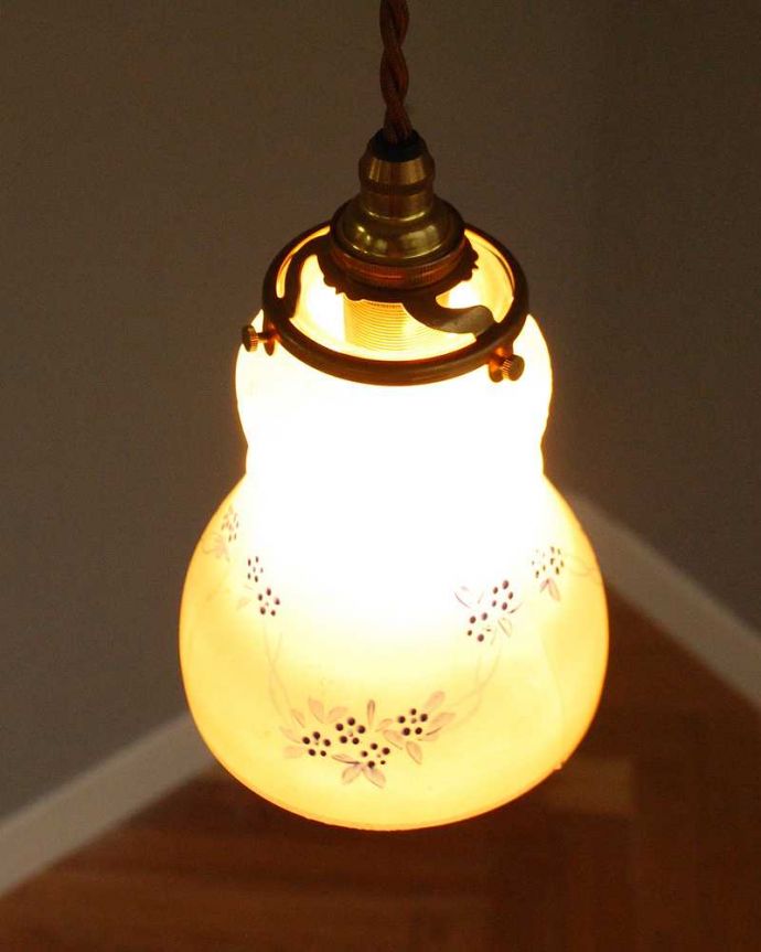 ペンダントライト　照明・ライティング　イエロー×ブルーの小花、アンティークペンダントライト（コード・シャンデリア電球・ギャラリーA付き）。。(m-2008-z)
