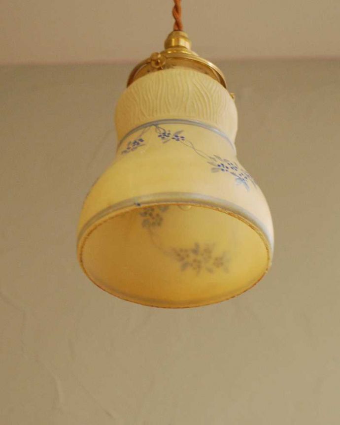 ペンダントライト　照明・ライティング　イエロー×ブルーの小花、アンティークペンダントライト（コード・シャンデリア電球・ギャラリーA付き）。。(m-2008-z)
