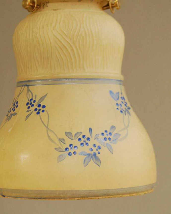 ペンダントライト　照明・ライティング　イエロー×ブルーの小花、アンティークペンダントライト（コード・シャンデリア電球・ギャラリーA付き）。。(m-2008-z)