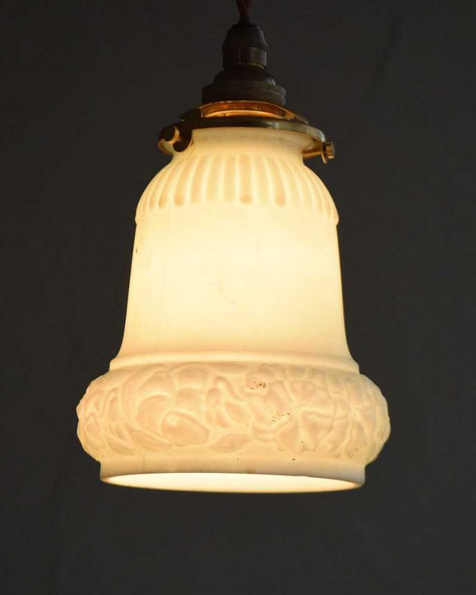ペンダントライト　照明・ライティング　優雅な模様が浮かぶアンティークペンダントライト（コード・シャンデリア電球・ギャラリーA付き）。。(m-2011-z)