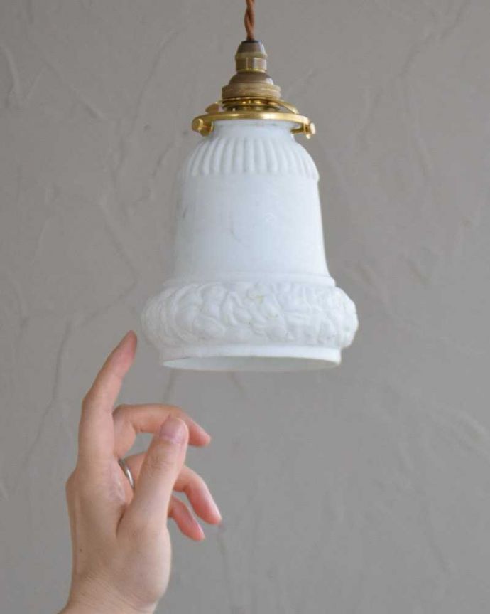 ペンダントライト　照明・ライティング　優雅な模様が浮かぶアンティークペンダントライト（コード・シャンデリア電球・ギャラリーA付き）。。(m-2011-z)