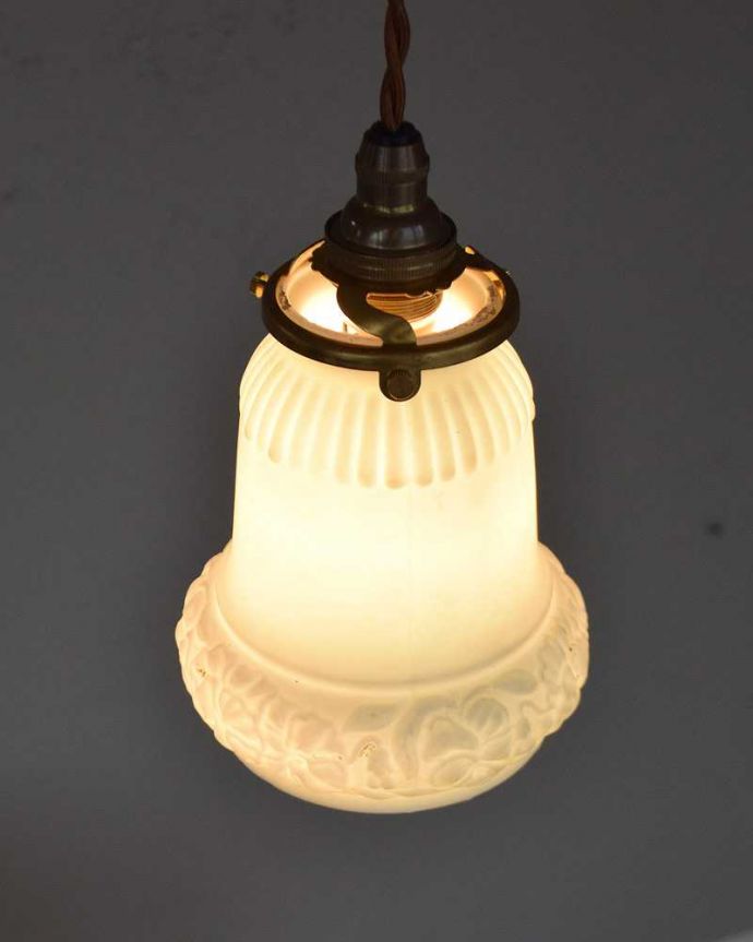 ペンダントライト　照明・ライティング　優雅な模様が浮かぶアンティークペンダントライト（コード・シャンデリア電球・ギャラリーA付き）。。(m-2011-z)