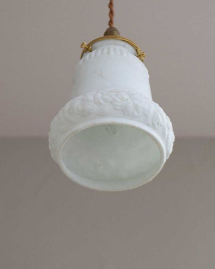 ペンダントライト　照明・ライティング　優雅な模様が浮かぶアンティークペンダントライト（コード・シャンデリア電球・ギャラリーA付き）。。(m-2011-z)