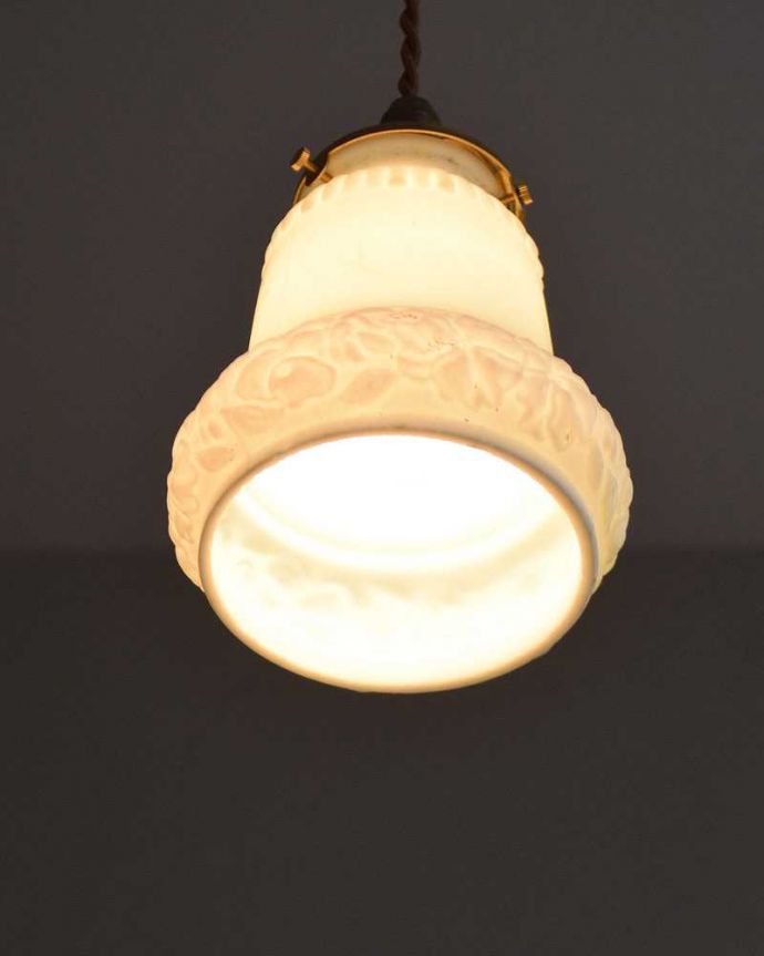 ペンダントライト　照明・ライティング　優雅な模様が浮かぶアンティークペンダントライト（コード・シャンデリア電球・ギャラリーA付き）。。(m-2011-z)