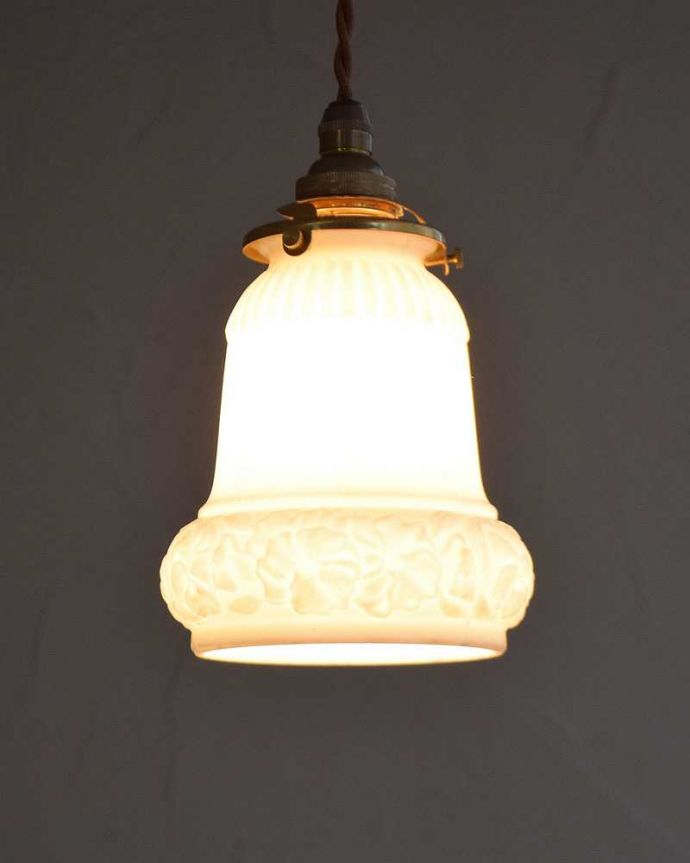 ペンダントライト　照明・ライティング　上品な模様が浮かぶアンティークペンダントライト（コード・シャンデリア電球・ギャラリーA付き）。。(m-2013-z)