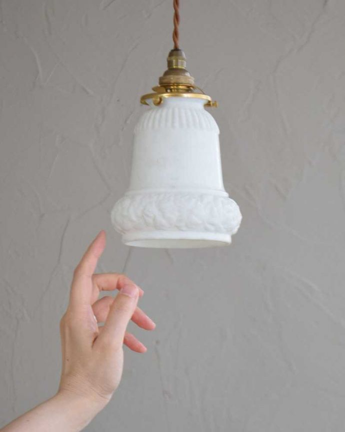 ペンダントライト　照明・ライティング　上品な模様が浮かぶアンティークペンダントライト（コード・シャンデリア電球・ギャラリーA付き）。。(m-2013-z)