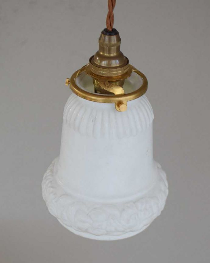 ペンダントライト　照明・ライティング　上品な模様が浮かぶアンティークペンダントライト（コード・シャンデリア電球・ギャラリーA付き）。。(m-2013-z)