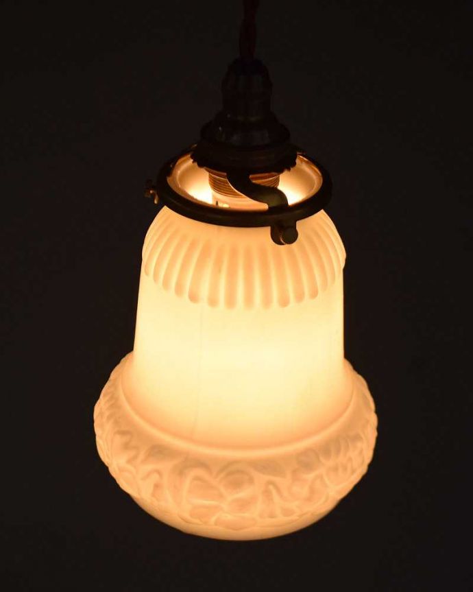 ペンダントライト　照明・ライティング　上品な模様が浮かぶアンティークペンダントライト（コード・シャンデリア電球・ギャラリーA付き）。。(m-2013-z)