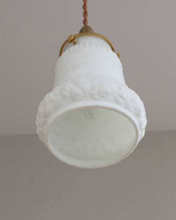 ペンダントライト　照明・ライティング　上品な模様が浮かぶアンティークペンダントライト（コード・シャンデリア電球・ギャラリーA付き）。。(m-2013-z)