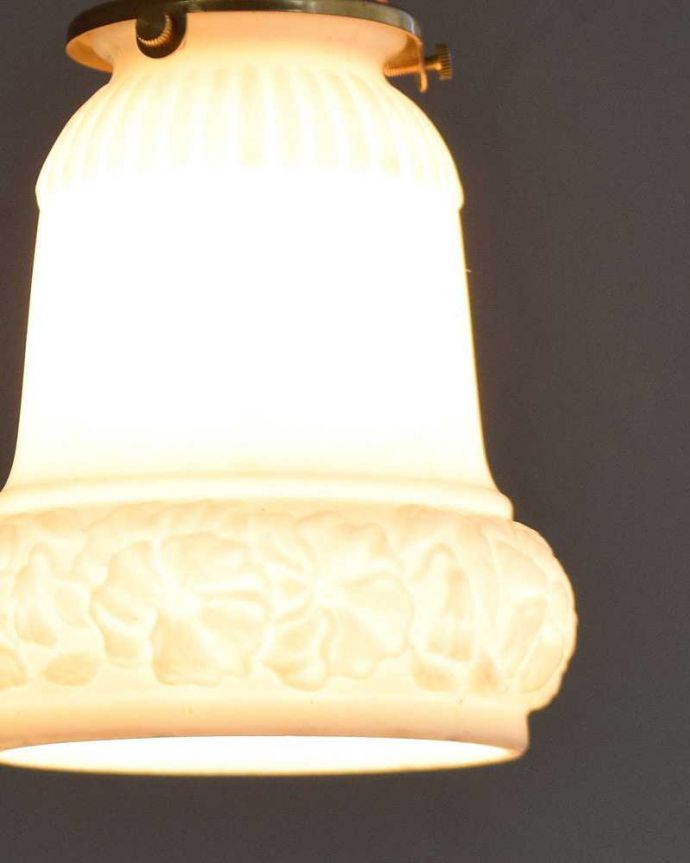 ペンダントライト　照明・ライティング　上品な模様が浮かぶアンティークペンダントライト（コード・シャンデリア電球・ギャラリーA付き）。。(m-2013-z)