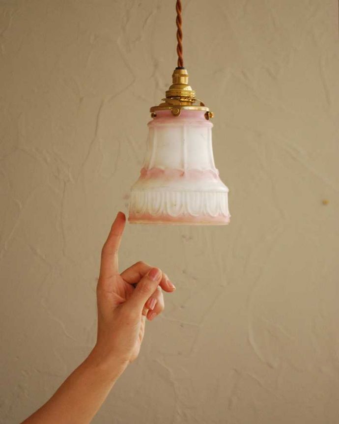 ペンダントライト　照明・ライティング　ピンクのラインが可愛いアンティークペンダントライト（コード・シャンデリア電球・ギャラリーA付き）。。(m-2014-z)
