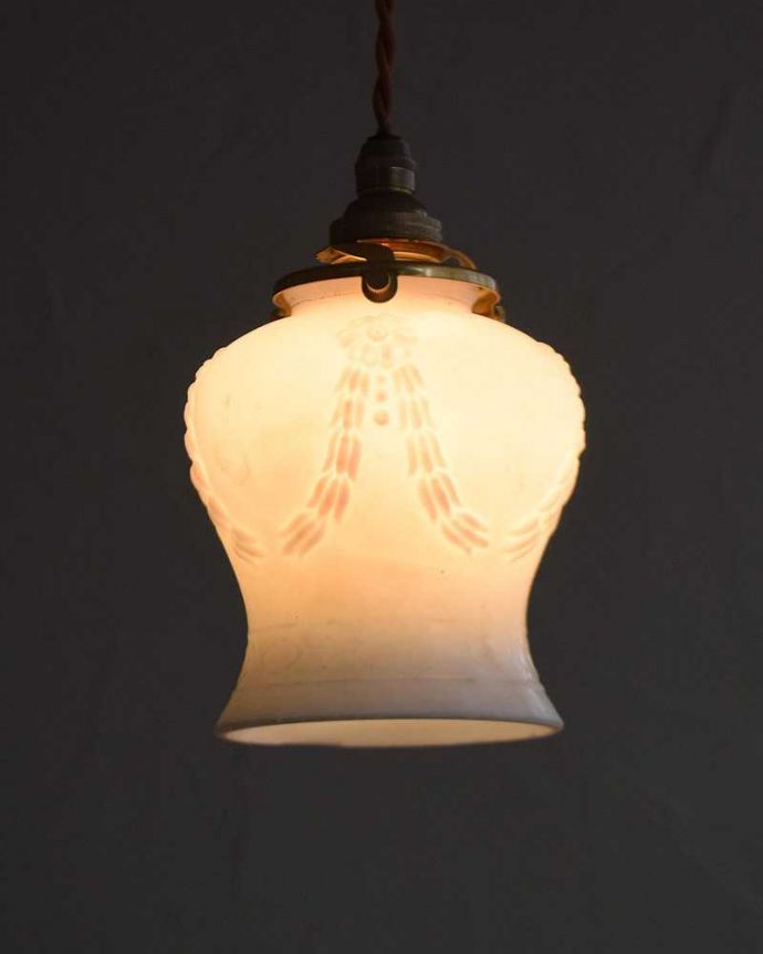 ペンダントライト　照明・ライティング　リボンがかかったようなアンティークペンダントライト（コード・シャンデリア電球・ギャラリーA付き）。お部屋のアクセサリーに使って欲しいアンティーク照明器具の中で気軽に使いやすいペンダントライト。(m-2016-z)