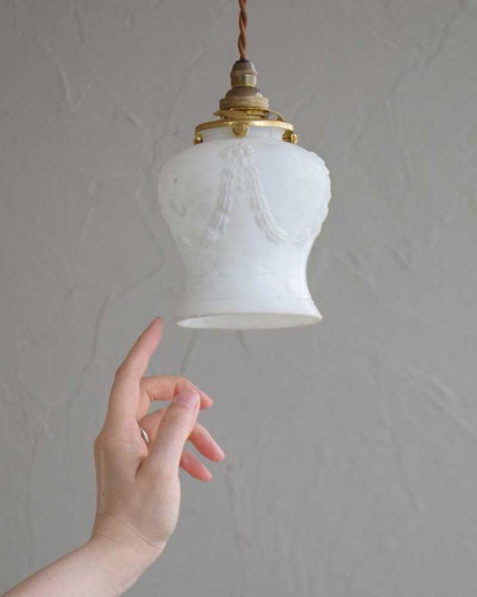 ペンダントライト　照明・ライティング　リボンがかかったようなアンティークペンダントライト（コード・シャンデリア電球・ギャラリーA付き）。一点ものの魅力小さなペンダントライトは、取り付けやすく灯りが付いていない時も目立つ存在で、まさにお部屋の中のアクセサリーです。(m-2016-z)
