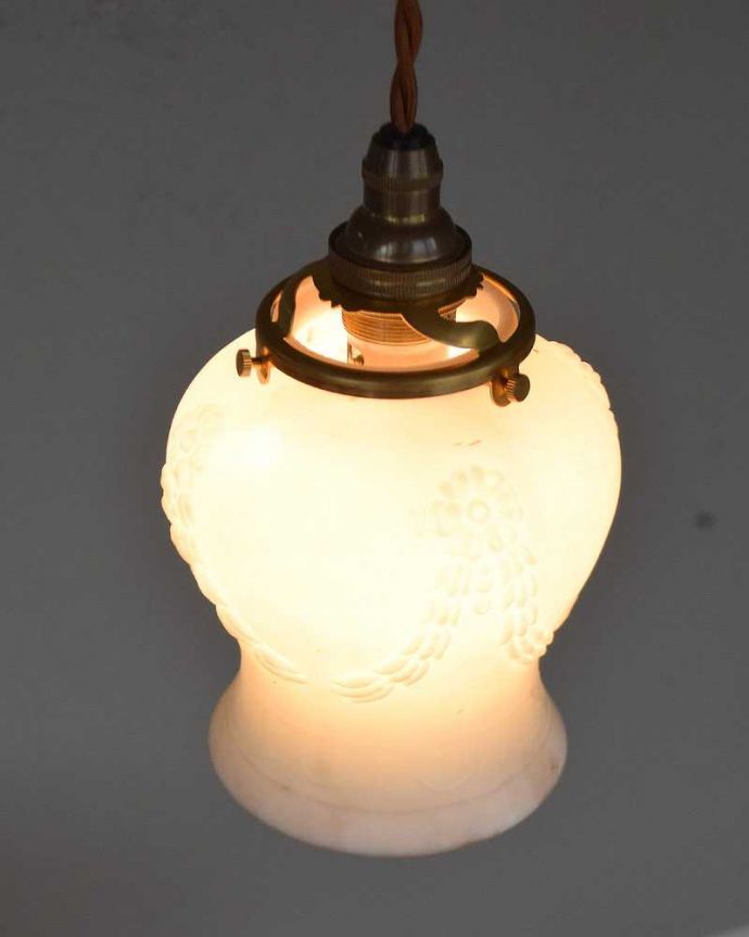 ペンダントライト　照明・ライティング　リボンがかかったようなアンティークペンダントライト（コード・シャンデリア電球・ギャラリーA付き）。取り付け金具は日本仕様シェードはアンティークですが、取り付け金具は日本仕様の新しいものです。(m-2016-z)