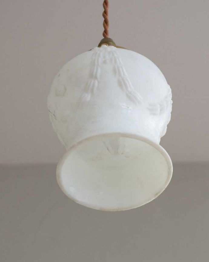 ペンダントライト　照明・ライティング　リボンがかかったようなアンティークペンダントライト（コード・シャンデリア電球・ギャラリーA付き）。下から見上げると･･･実際に取り付けてカウンターやダイニングの下からのぞくとこんな感じです。(m-2016-z)