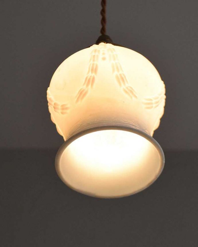 ペンダントライト　照明・ライティング　リボンがかかったようなアンティークペンダントライト（コード・シャンデリア電球・ギャラリーA付き）。夜になると･･･ふわっとした優しい灯りで周りを包み込んでくれます。(m-2016-z)