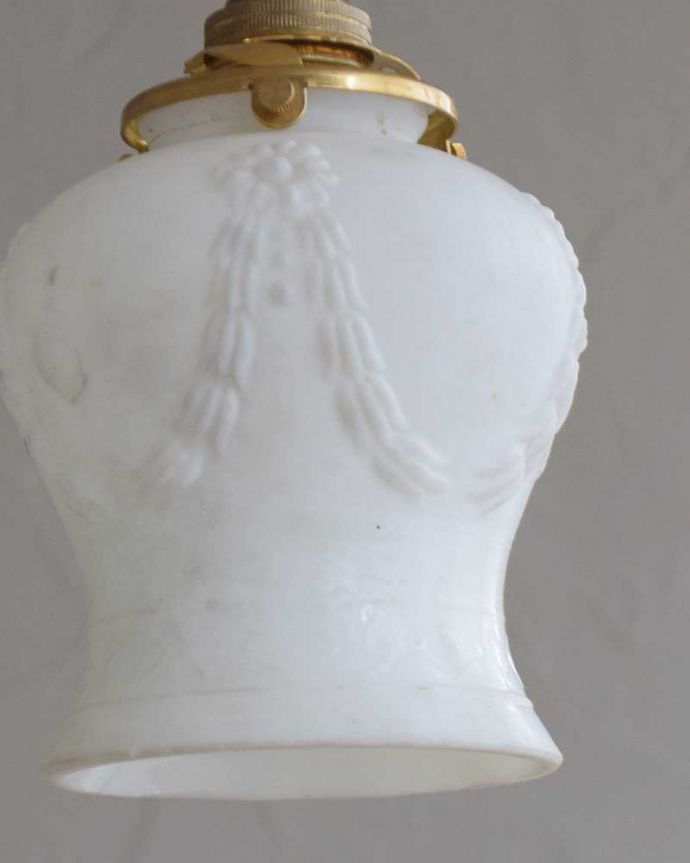 ペンダントライト　照明・ライティング　リボンがかかったようなアンティークペンダントライト（コード・シャンデリア電球・ギャラリーA付き）。アンティークらしいデザインこだわりたい方におススメのアンティークのシェード。(m-2016-z)