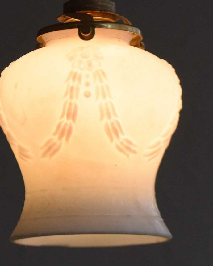 ペンダントライト　照明・ライティング　リボンがかかったようなアンティークペンダントライト（コード・シャンデリア電球・ギャラリーA付き）。使えるものだけ選んできましたアンティークなのでキズや汚れ、カケなどは必ずありますが、使えると判断したものだけを吟味して選んできました。(m-2016-z)