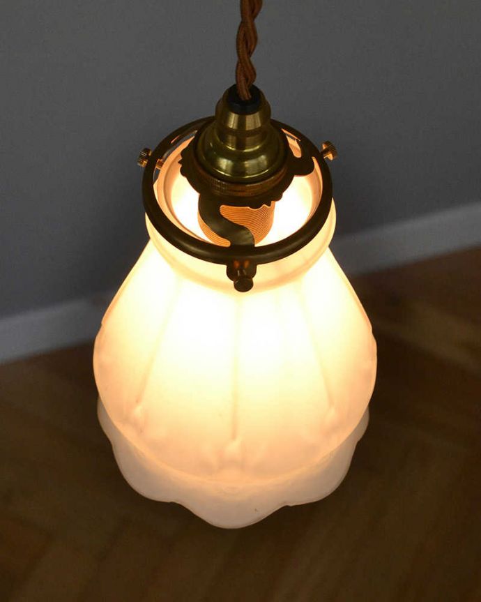 ペンダントライト　照明・ライティング　お花の輪が浮き出すアンティークペンダントライト（コード・シャンデリア電球・ギャラリーA付き）。。(m-2017-z)