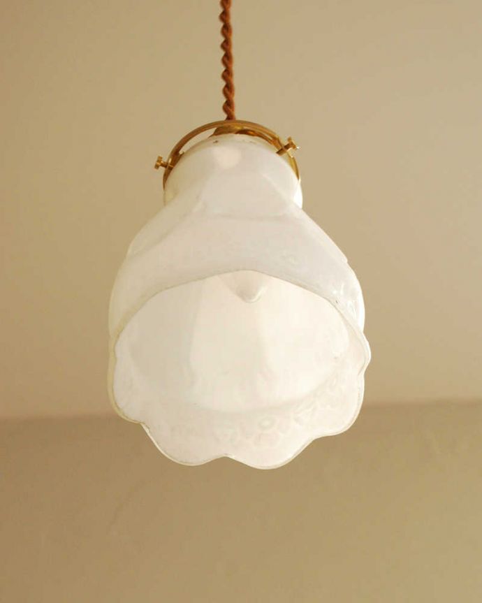 ペンダントライト　照明・ライティング　お花の輪が浮き出すアンティークペンダントライト（コード・シャンデリア電球・ギャラリーA付き）。。(m-2017-z)