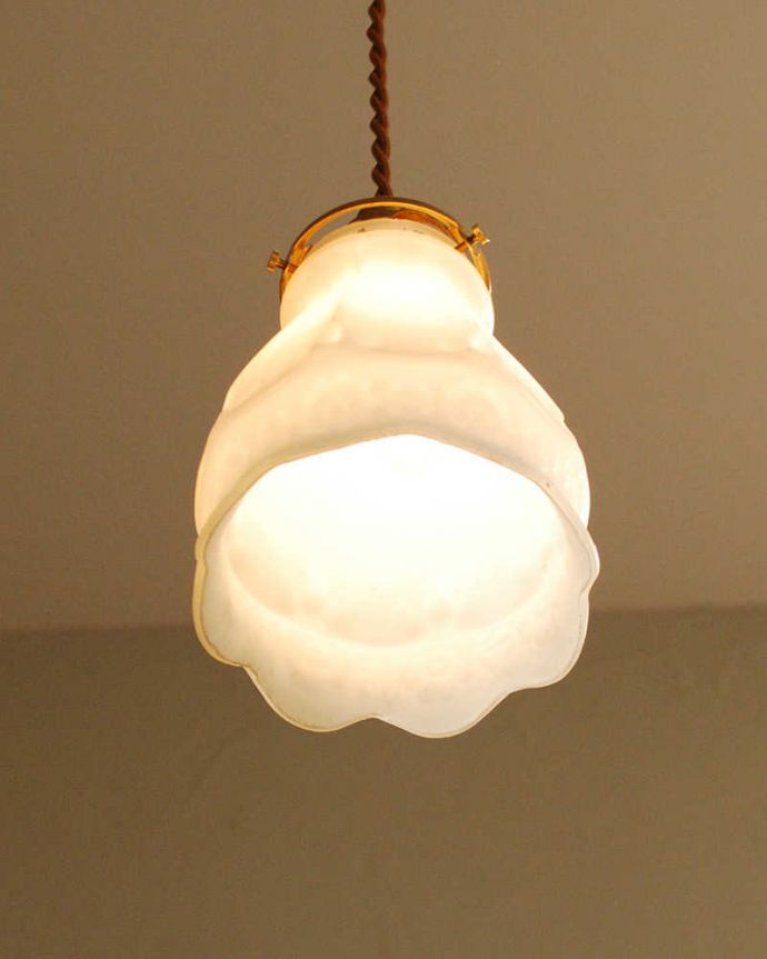 ペンダントライト　照明・ライティング　お花の輪が浮き出すアンティークペンダントライト（コード・シャンデリア電球・ギャラリーA付き）。。(m-2017-z)