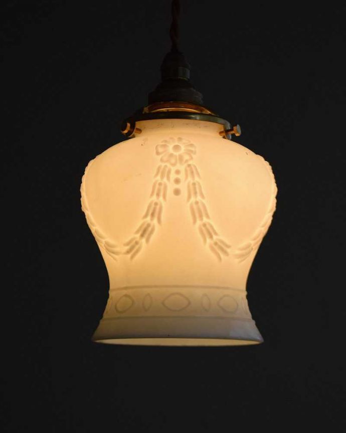 ペンダントライト　照明・ライティング　リボンがかかったようなアンティークペンダントライト（コード・シャンデリア電球・ギャラリーA付き）。。(m-2019-z)