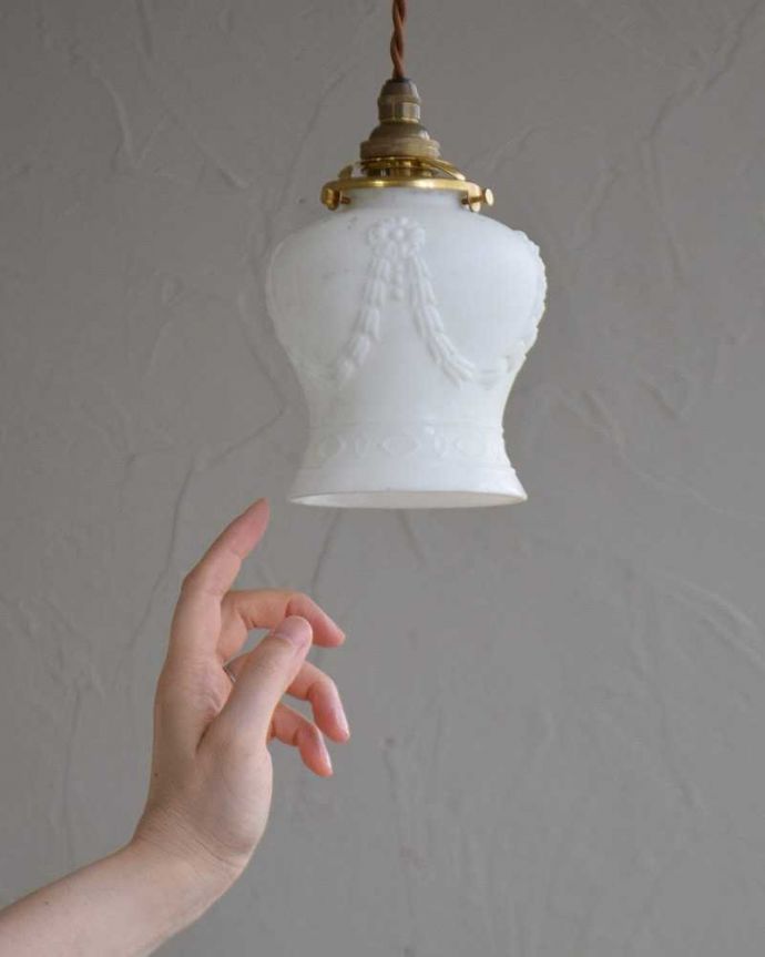ペンダントライト　照明・ライティング　リボンがかかったようなアンティークペンダントライト（コード・シャンデリア電球・ギャラリーA付き）。。(m-2019-z)