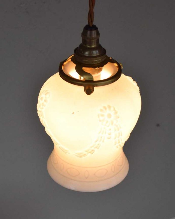 ペンダントライト　照明・ライティング　リボンがかかったようなアンティークペンダントライト（コード・シャンデリア電球・ギャラリーA付き）。。(m-2019-z)