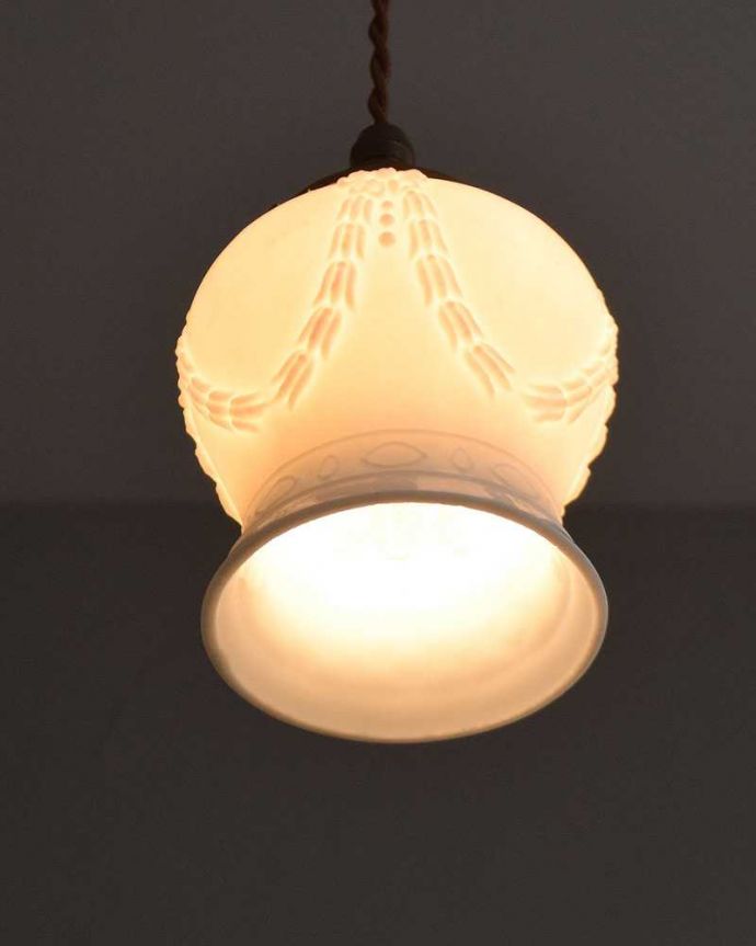 ペンダントライト　照明・ライティング　リボンがかかったようなアンティークペンダントライト（コード・シャンデリア電球・ギャラリーA付き）。。(m-2019-z)