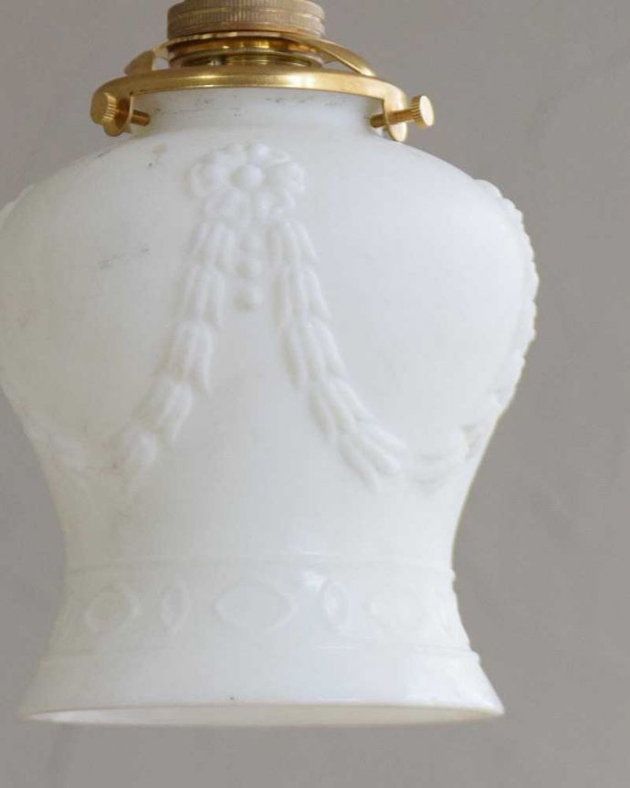 ペンダントライト　照明・ライティング　リボンがかかったようなアンティークペンダントライト（コード・シャンデリア電球・ギャラリーA付き）。。(m-2019-z)