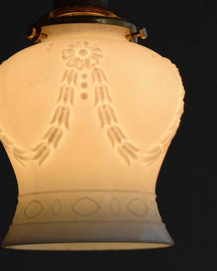 ペンダントライト　照明・ライティング　リボンがかかったようなアンティークペンダントライト（コード・シャンデリア電球・ギャラリーA付き）。。(m-2019-z)