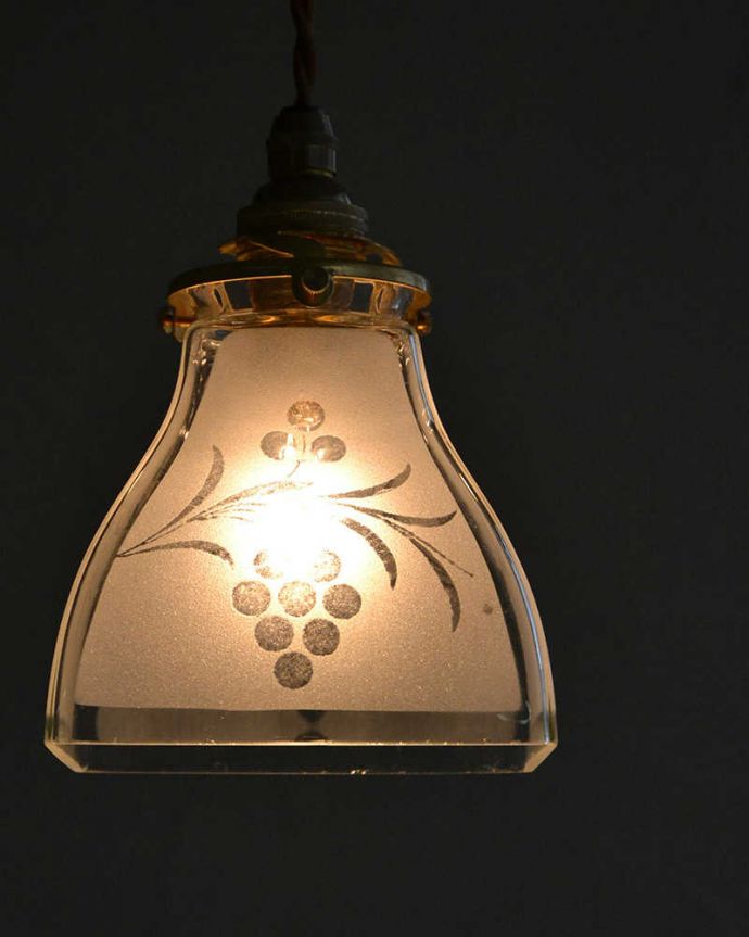 ペンダントライト　照明・ライティング　ブドウの模様、アンティークシェードペンダントライト（コード・シャンデリア電球・ギャラリーA付き）。。(m-2022-z)