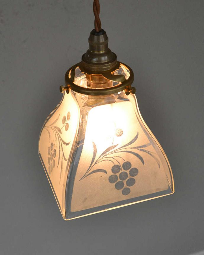 ペンダントライト　照明・ライティング　ブドウの模様、アンティークシェードペンダントライト（コード・シャンデリア電球・ギャラリーA付き）。。(m-2022-z)