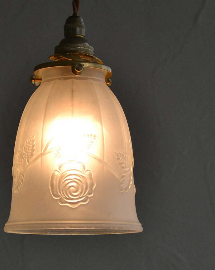ペンダントライト　照明・ライティング　バラのカッティング、アンティークシェードペンダントライト（コード・シャンデリア電球・ギャラリーA付き）。。(m-2025-z)