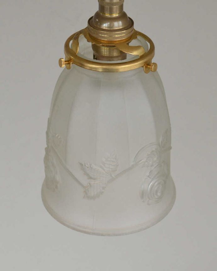 ペンダントライト　照明・ライティング　バラのカッティング、アンティークシェードペンダントライト（コード・シャンデリア電球・ギャラリーA付き）。。(m-2025-z)