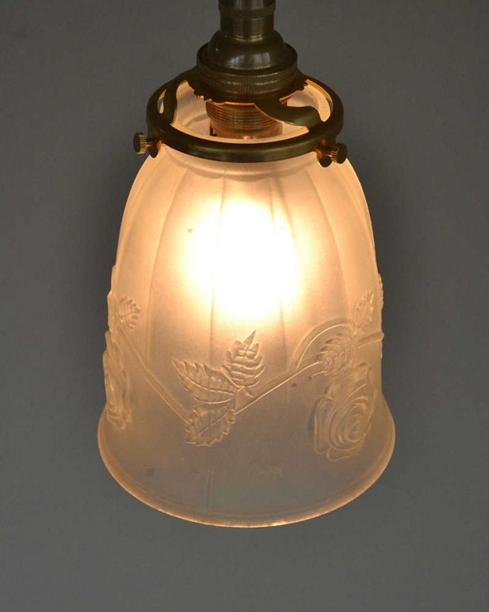 ペンダントライト　照明・ライティング　バラのカッティング、アンティークシェードペンダントライト（コード・シャンデリア電球・ギャラリーA付き）。。(m-2025-z)