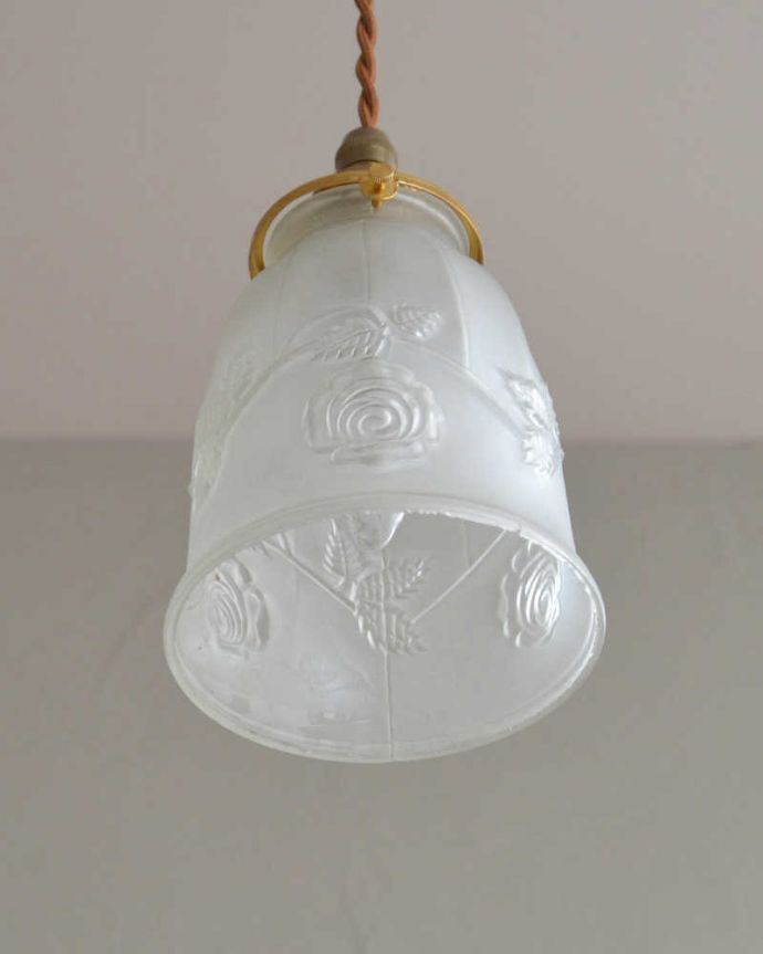 ペンダントライト　照明・ライティング　バラのカッティング、アンティークシェードペンダントライト（コード・シャンデリア電球・ギャラリーA付き）。。(m-2025-z)