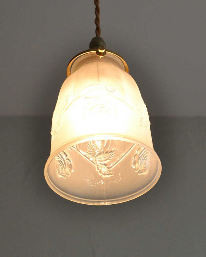 ペンダントライト　照明・ライティング　バラのカッティング、アンティークシェードペンダントライト（コード・シャンデリア電球・ギャラリーA付き）。。(m-2025-z)