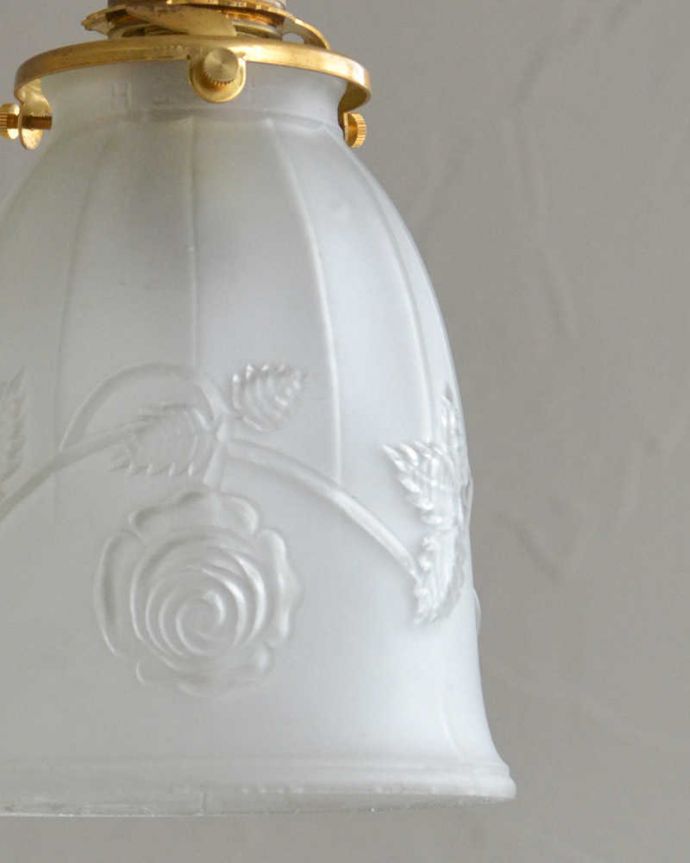 ペンダントライト　照明・ライティング　バラのカッティング、アンティークシェードペンダントライト（コード・シャンデリア電球・ギャラリーA付き）。。(m-2025-z)